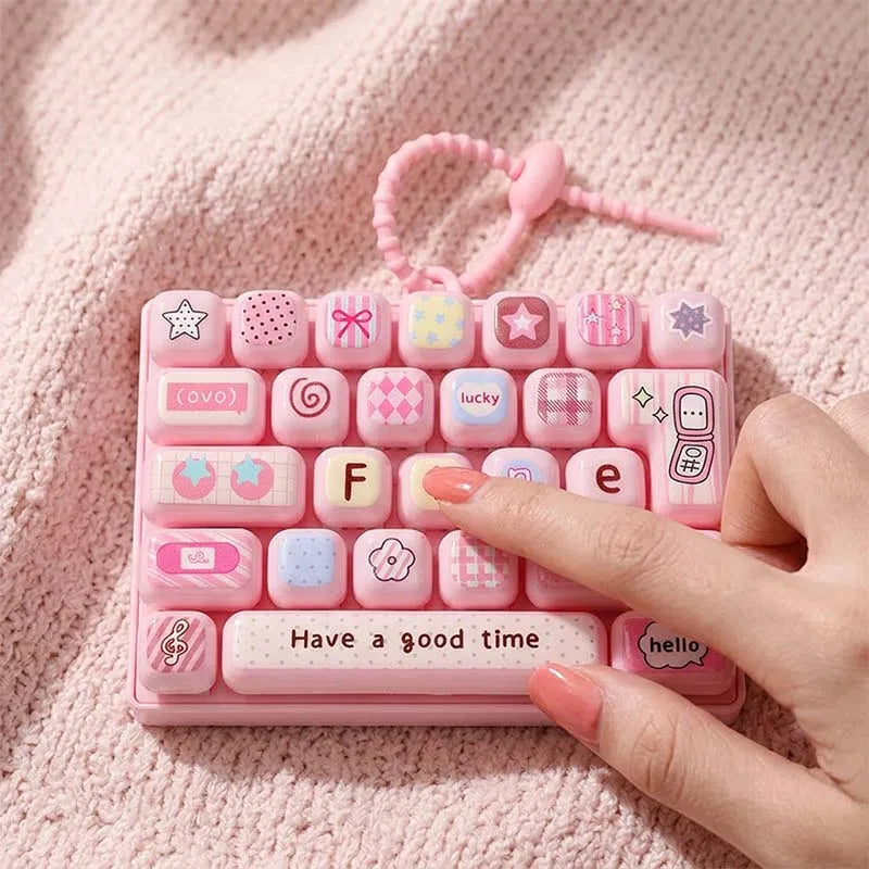 🎀 26-Key Cute Cartoon Clicky Keyboard Bag Pendant ⌨️✨